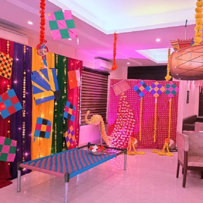 ऑल पिंक लुक के साथ भी आप घर सजा सकते हैं।