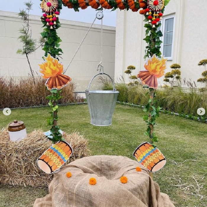 बालटी लगाकर और थोड़ी सी घास रखकर घर को एक देसी लुक दे सकते हैं।