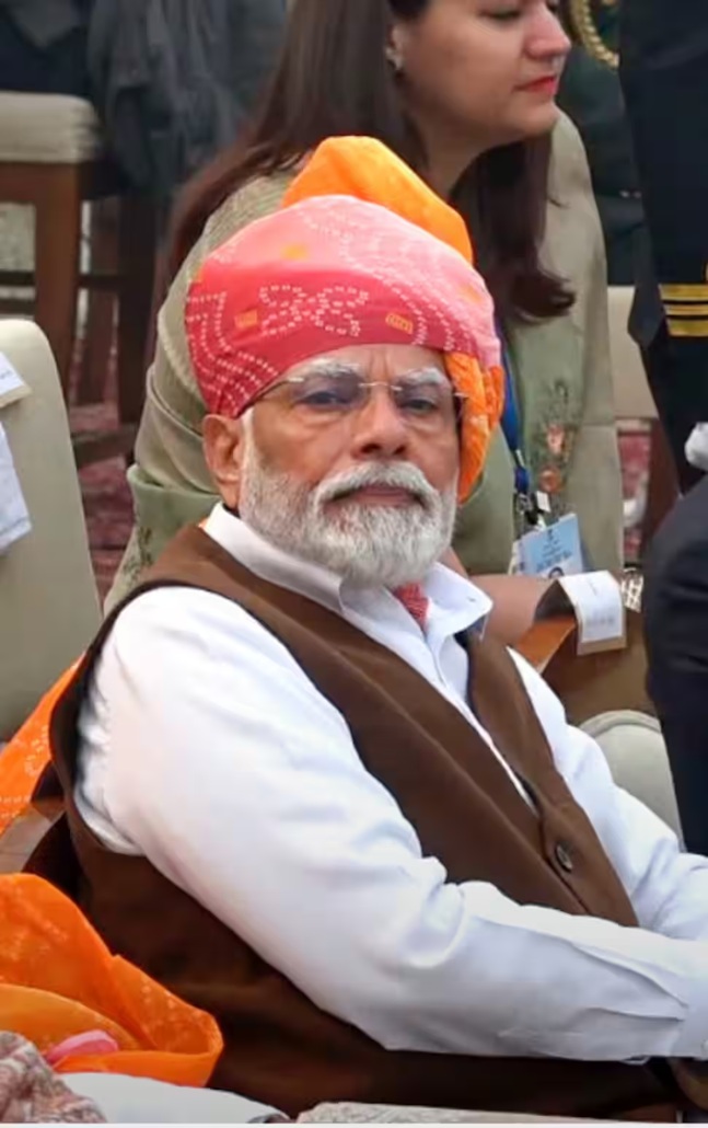 प्रधानमंत्री मोदी ने 75वें गणतंत्र दिवस के अवसर पर बहुरंगी ‘बांधनी' प्रिंट का साफा पहना था।