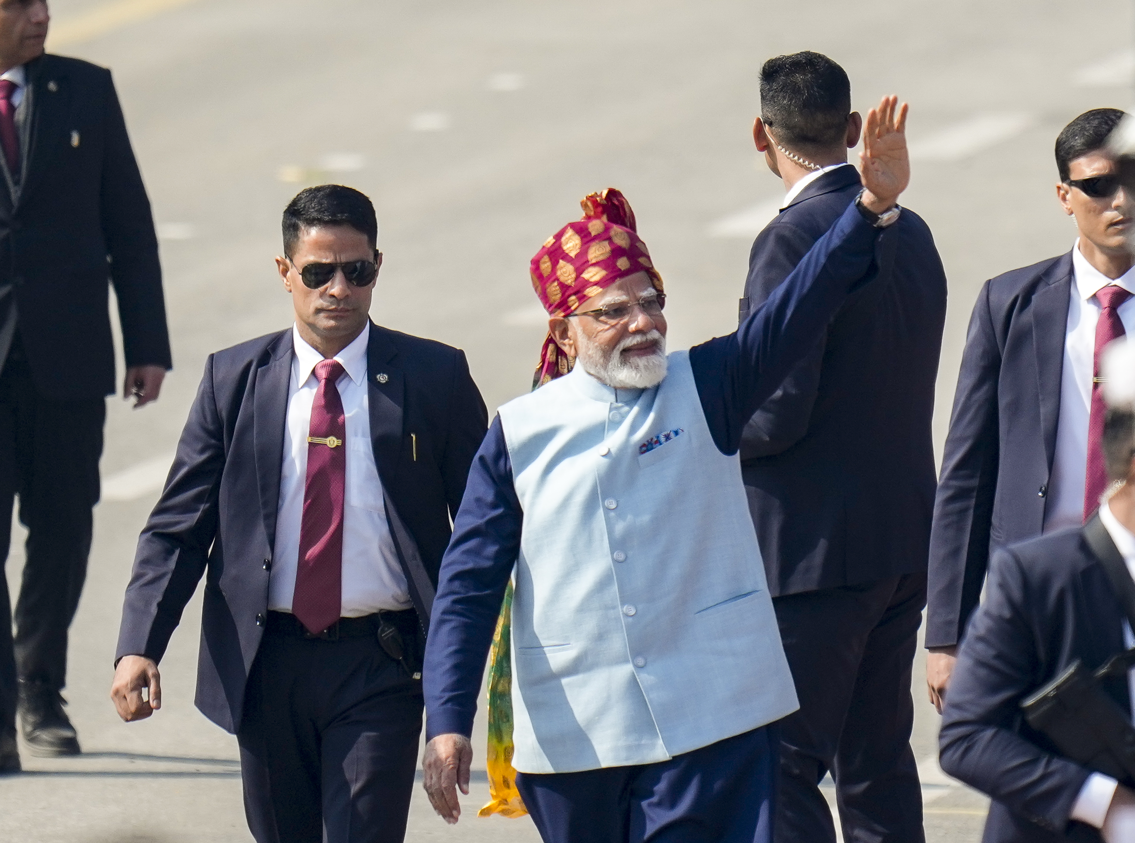 प्रधानमंत्री नरेन्द्र मोदी ने 77वें गणतंत्र दिवस समारोह के अवसर पर सुनहरे रंग की मोर पंख की आकृति की कढ़ाई वाला गहरे मरून रंग का साफा पहना।