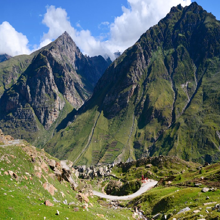 लाहौल स्पीति के बर्फ से ढके पहाड़ जीत लेंगे दिल ।