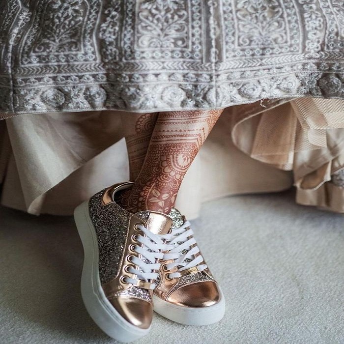 चॉकलेटी स्नीकर्स आप वेडिंग डे में पहन सकते हैं।