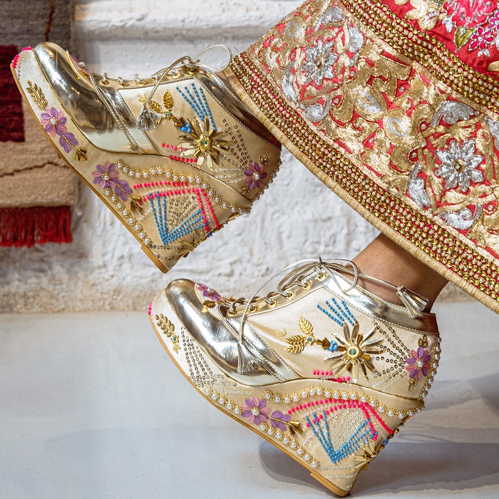 गोल्डन हाई हील्स स्नीकर्स ट्राई कर सकते हैं।