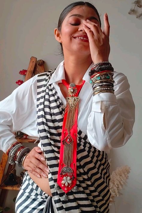 Necktie Saree Drape के साथ ब्लाउज आइडियाज
