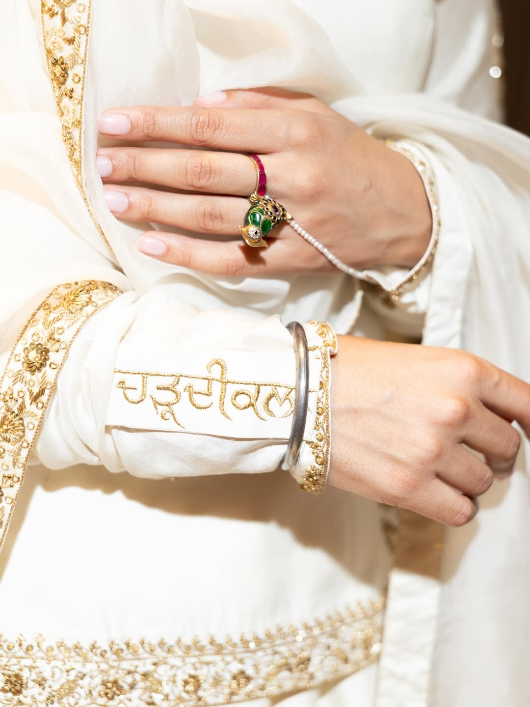 पारंपरिक पंजाबी पोशाक में सजी-धजी Roopi Gill ने सिनेमा के सबसे प्रतिष्ठित मंचों में से एक पर अपनी मज़बूत सांस्कृतिक पहचान पेश की।