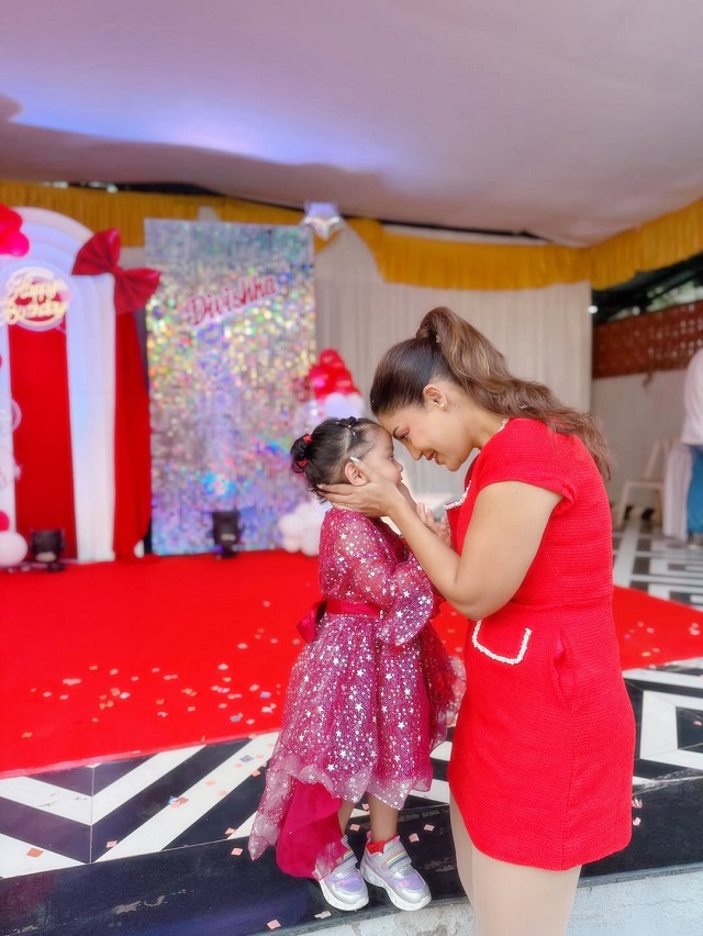 छोटी सी डॉल, बड़ा सा जश्न — दिविशा turns 3!