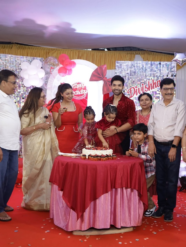 हर फोटो में दिखा मम्मी-पापा का प्यार — दिविशा हुई तीन की!