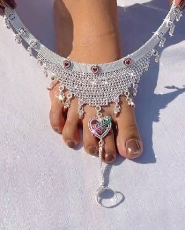 लुक में चार चांद लगाएंगी ये पायल डिज़ाइन्स इस करवा चौथ