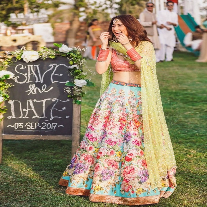 फ्लोरल प्रिंट लहंगा आपके मेहंदी फंक्शन में चार-चांद लगा देगा।