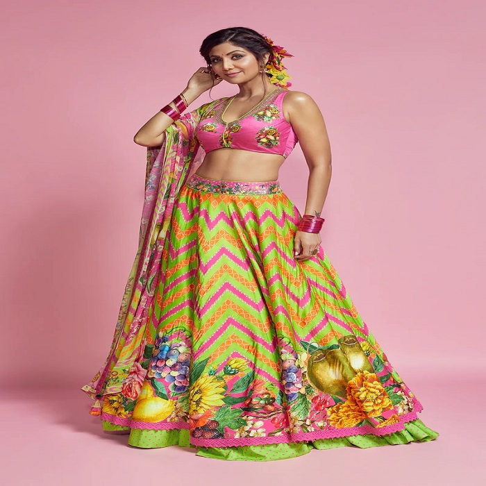 शिल्पा शेट्टी का नियॉन बेस लहंगा भी मेहंदी के लिए एकदम परफेक्ट है।