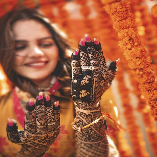 मगर आजकल की लड़कियां अलग-अलग डिजाइन की मेहंदी लगाना पसंद करती है।