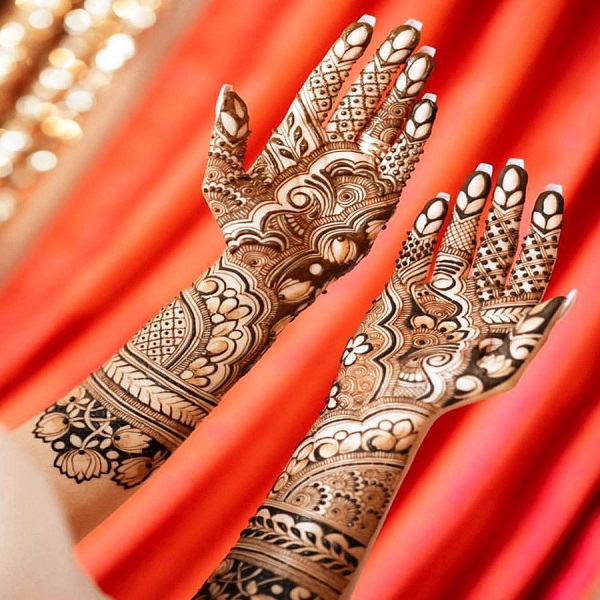 वहीं लड़कियां सिर्फ मैरिज फंक्शन ही नहीं बल्कि अलग-अलग मौके पर भी मेहंदी लगाना पसंद करती हैं। वहीं आजकल Lotus Motif मेहंदी डिजाइन्स काफी ट्रेंड में है।