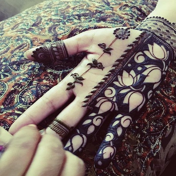 आप हाथों पर कमल के फूल का ऐसा डिजाइन बना सकती है।