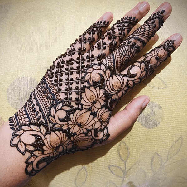 अक्सर बैक हैंड के लिए मेहंदी डिजाइन्स समझ नहीं आते हैं। ऐसे में आप इस डिजाइन से चुन सकती है।