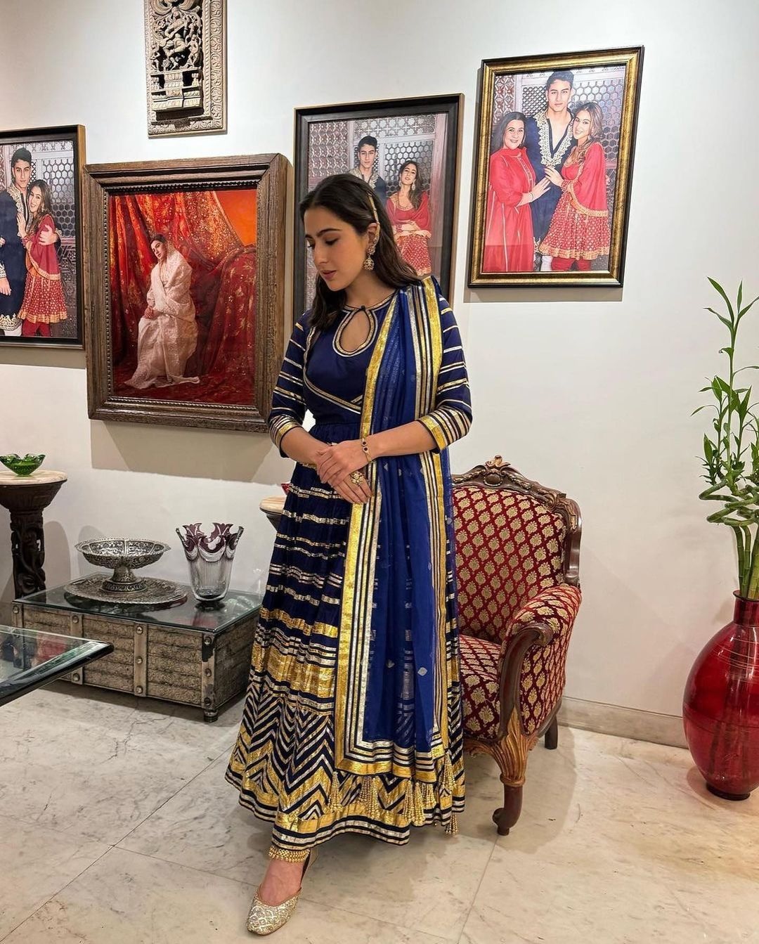 ब्लू कलर के अनारकली सूट में गॉर्जियस दिखी सारा अली खान