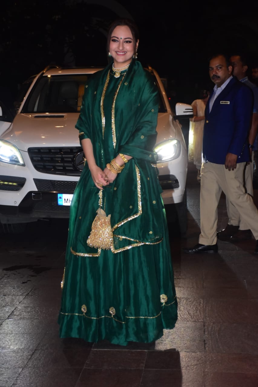 ग्रीन सूट में बेहद गॉर्जियस दिखी सोनाक्षी