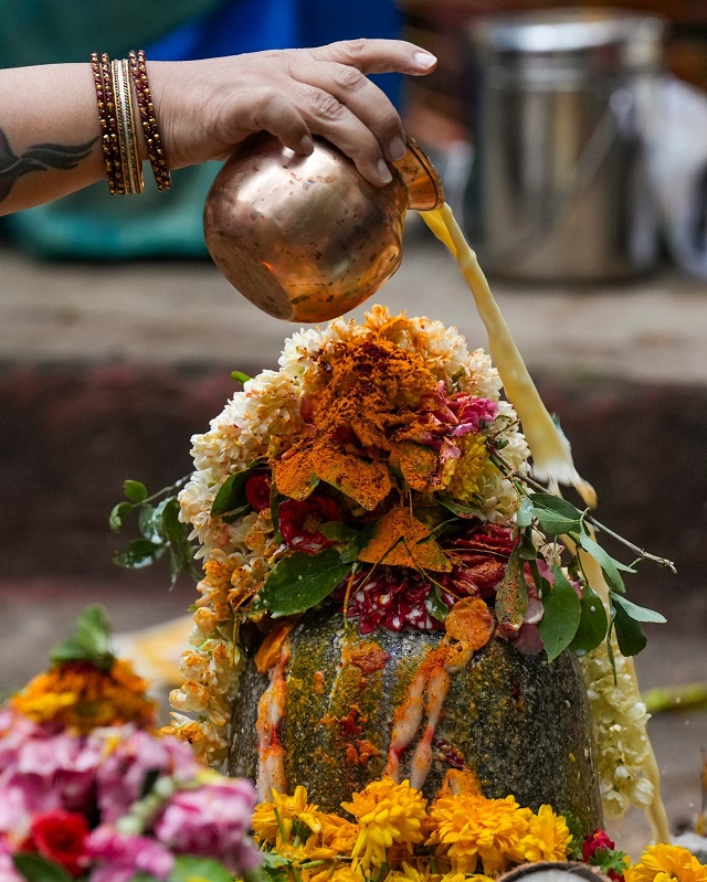 श्रद्धा में लीन दिखे भक्त, नाग पंचमी पर पूजा स्थलों पर उमड़ा सैलाब