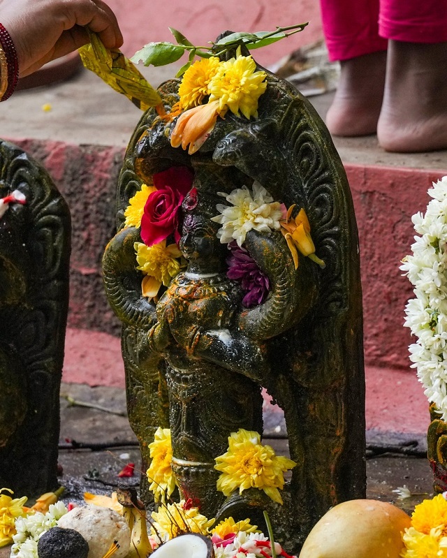नाग पंचमी पर भक्तों ने किया व्रत, नाग देवता को अर्पित किया दूध