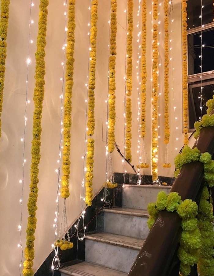 लाइट्स के साथ फूलों की लड़ियां भी घर की खुबसूरती बढ़ाने का काम करेगी।
