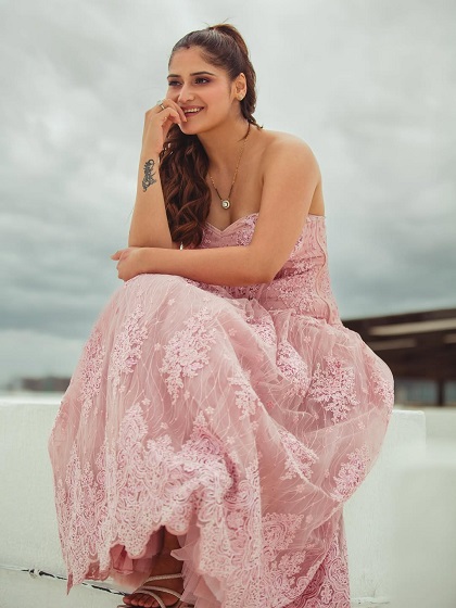 आरती सिंह ने पिंक गाउन में जबरदस्त प्रिंसेस वाइब्स दी। उनका ये लुक बहुत ही खूबसूरत और स्टाइलिश था, जिसने सबका ध्यान अपनी ओर खींचा।