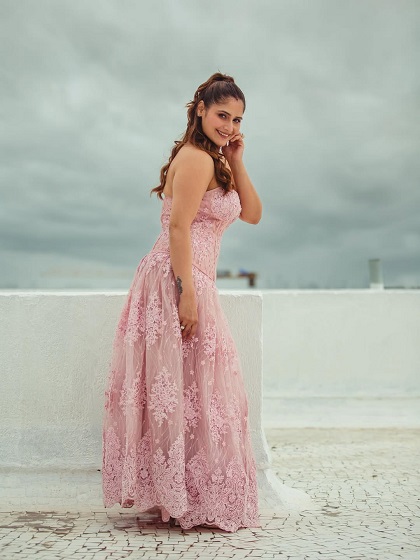 खास बात ये रही कि उन्होंने पारंपरिक लाल मांग में सिंदूर और मंगलसूत्र भी नहीं भूले, जो उनकी सांस्कृतिक पहचान को दर्शाता है।