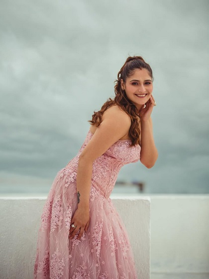 पिंक गाउन की खूबसूरती के साथ ये सिंदूर और मंगलसूत्र उनके लुक को और भी खास बना रहे थे।