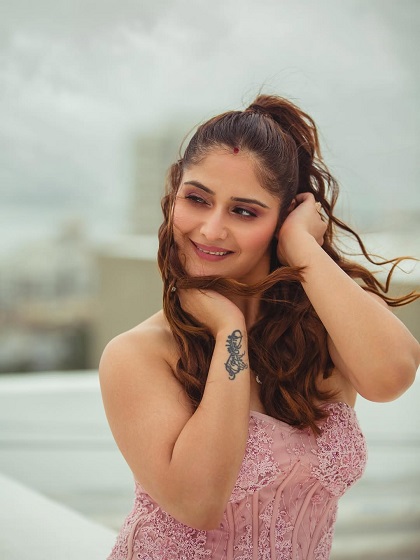 आरती की ये कॉम्बिनेशन आधुनिकता और परंपरा का बेहतरीन मेल दिखा रही थी।