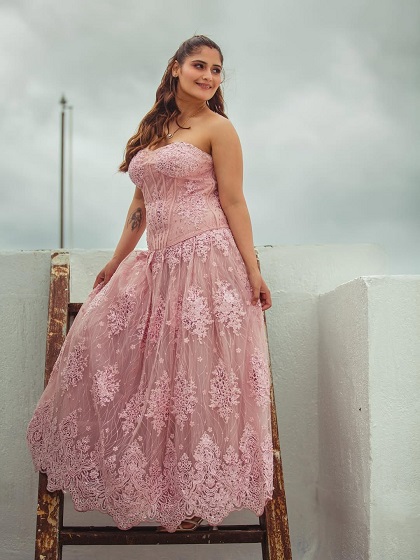 इस लुक में उन्होंने अपनी खूबसूरती को निखारा और प्रिंसेस की तरह दिखीं।