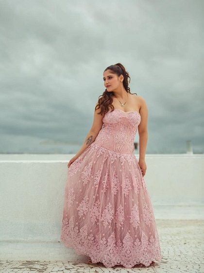 फैंस ने भी उनके इस अंदाज को खूब सराहा। वास्तव में, आरती ने अपने इस गाउन और पारंपरिक आभूषणों से एक परफेक्ट स्टाइल स्टेटमेंट दिया।