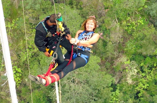 ऐसे में अगर आप ऊंचाई से जंप करके खुले आसमान में तैरने का शौक रखते हैं तो आप गोवा के अंजुना बीच पर इसका आनंद ले सकते हैं।