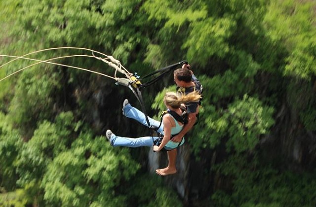 यहां पर करीब 83 मीटर ऊंचाई की चोटी से जंप करवाई जाती है।