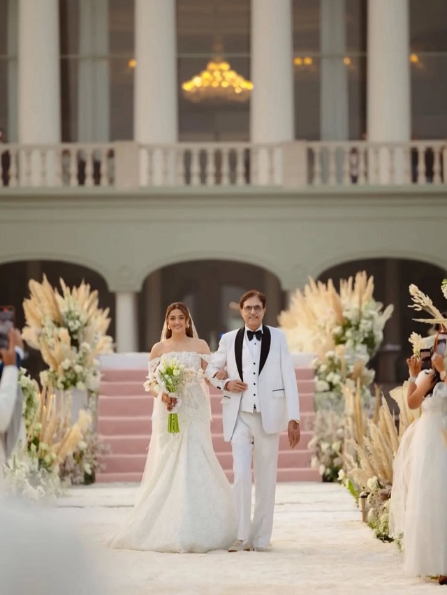 नूपुर का खूबसूरत लुक