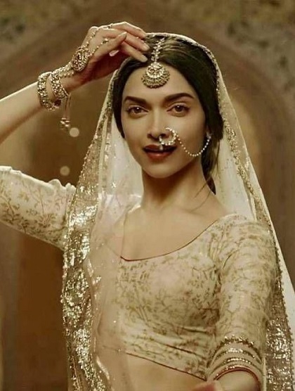सिंपल से लेकर हैवी मांग टीके तक, हर स्टाइल में ये बेहद आकर्षक लगते हैं।