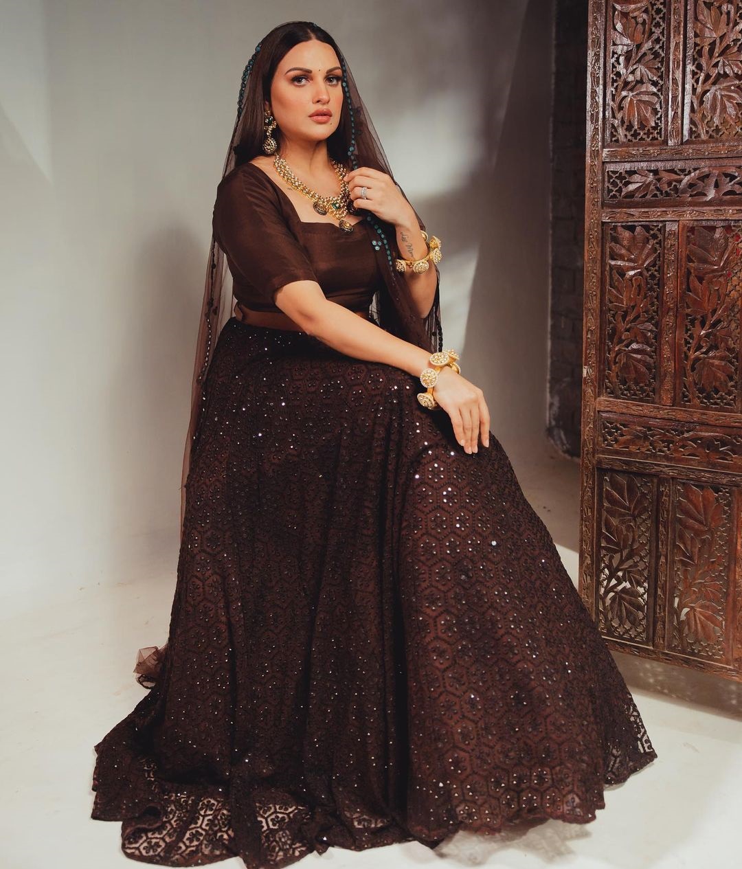 एक्ट्रेस का ब्राउन लहंगा भी आपके लिए अच्छा ऑप्शन हो सकता है।