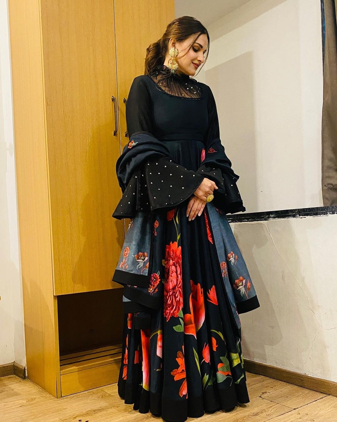 ब्लैक फ्लोरल लहंगा आप एक्ट्रेस का ट्राई कर सकती हैं।