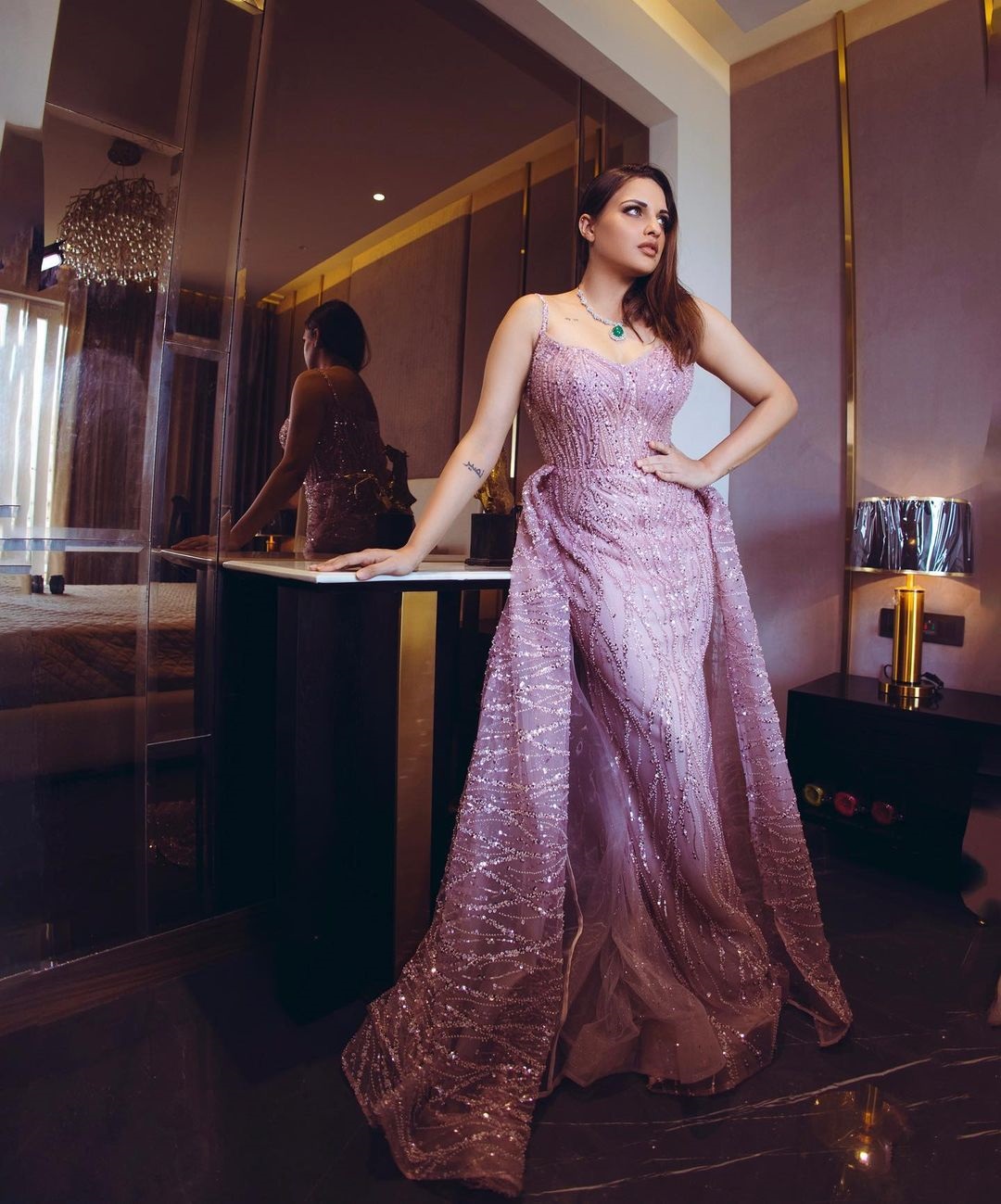लेवेंडर शेड गाउन भी हिमांशी का रहेगा परफेक्ट