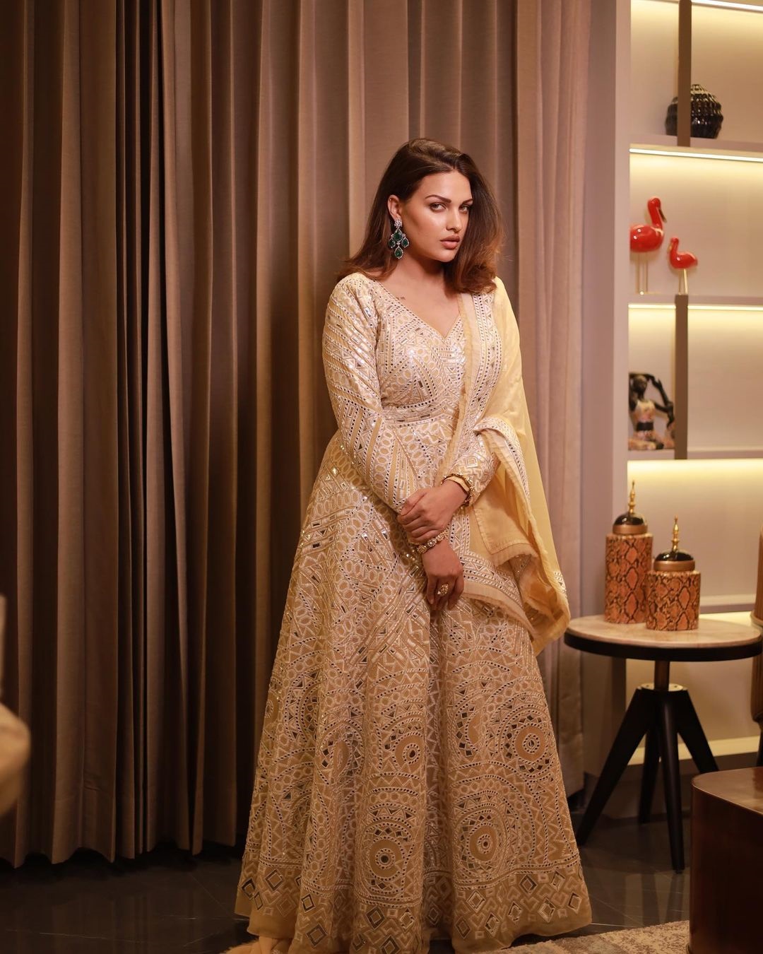 अनारकली सूट भी आप ट्राई कर सकती हैं।