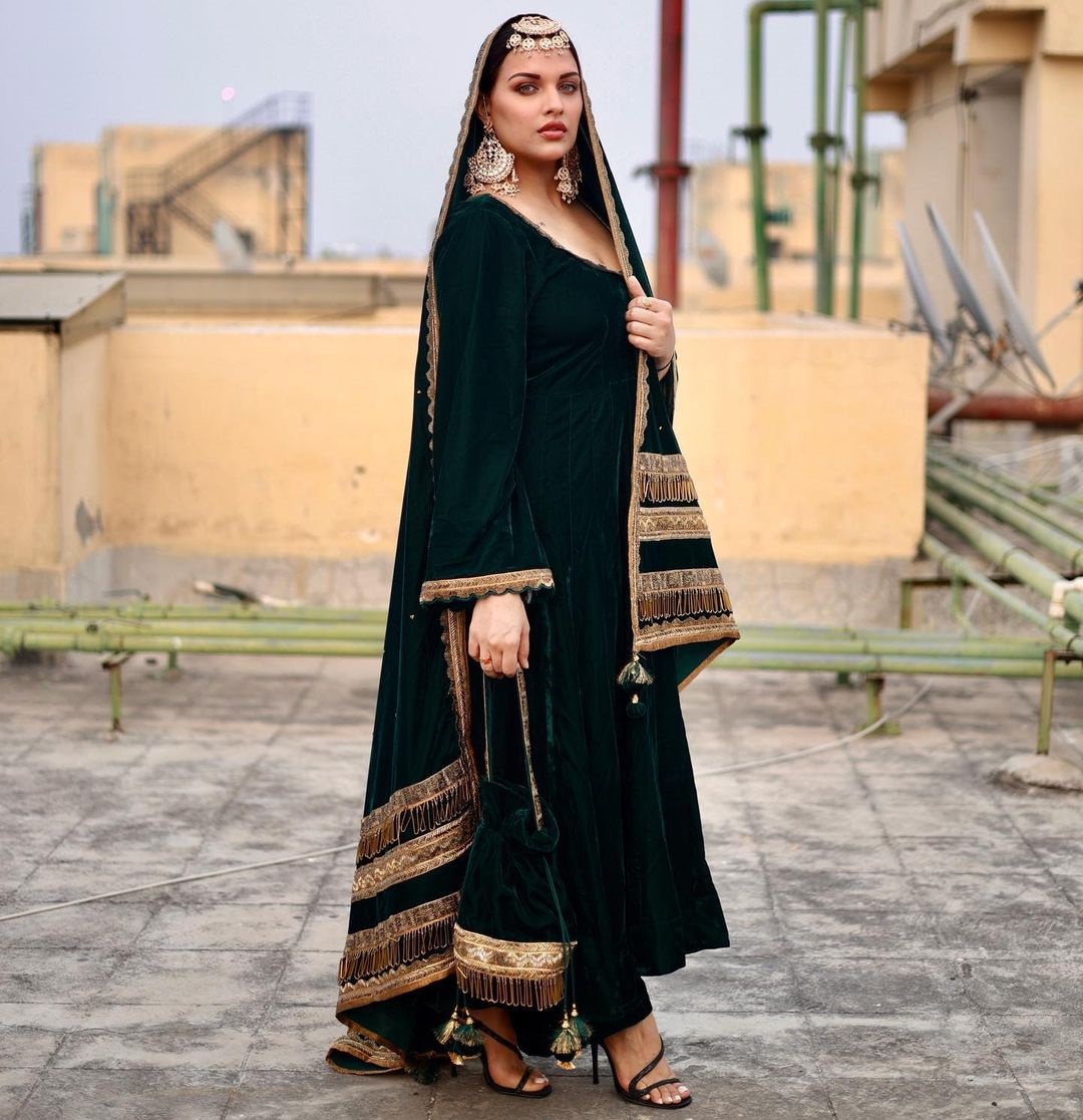 वेलवेट सूट आप कर सकती हैं ट्राई