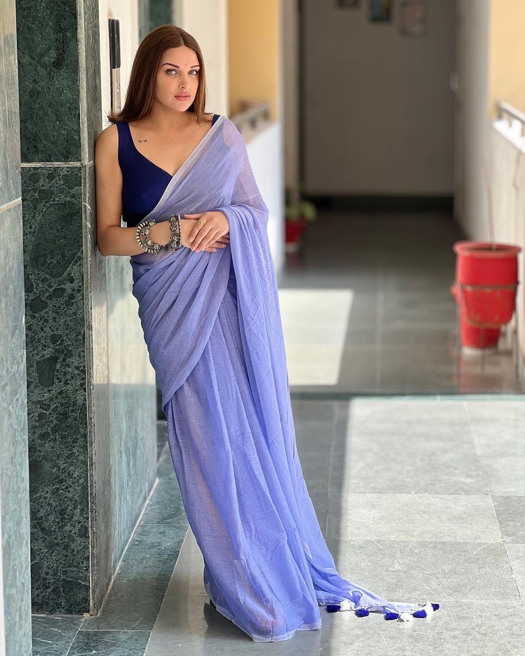 हिमांशी का सिंपल सूट भी रहेगा सही