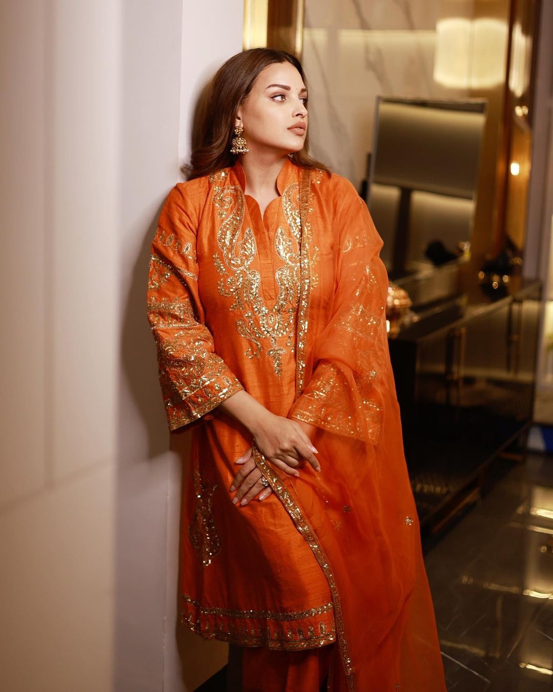 ऑरेंज सूट कर सकती हैं आप ट्राई