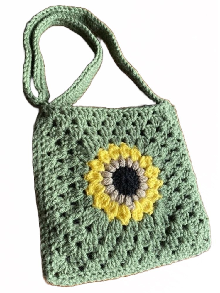 बाजार के लिए महिलाओं के पास हैंड बैग की कमी रहती है। पुराने स्वेटर से आप बड़े- बड़े हैंड बैग बना सकते हो, जो बहुत स्टाइलिश तो लगते ही हैं, साथ ही इसमें बहुत सारा सामान भी आसानी से आ जाता है।