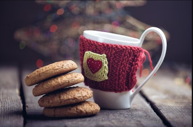 सर्दियों में लोगों को गर्म चाय के कप से हाथ सेंकना पसंद होता है। इसके लिए आप पुराने स्वेटर की बाजुओं का इस्तेमाल कर सकते हैं।