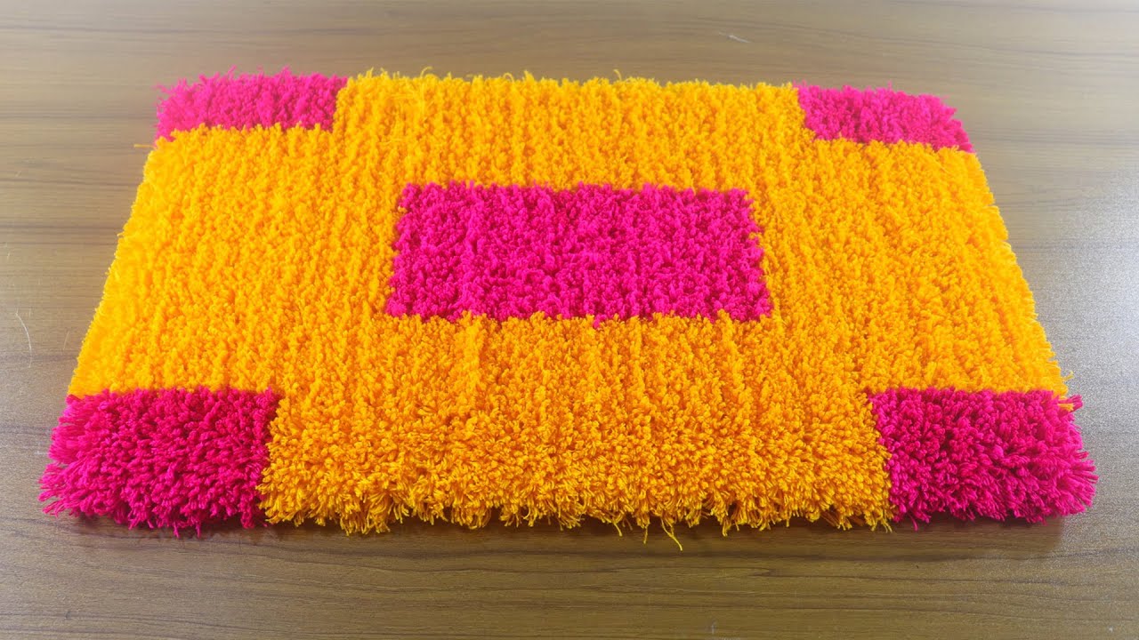 घर के फर्श सर्दियों में बहुत ठंड होते हैं तो ऐसे में अपने पैरों को ठंडा से बचाएं और पुराने स्वेटार का पायदान बना लें।