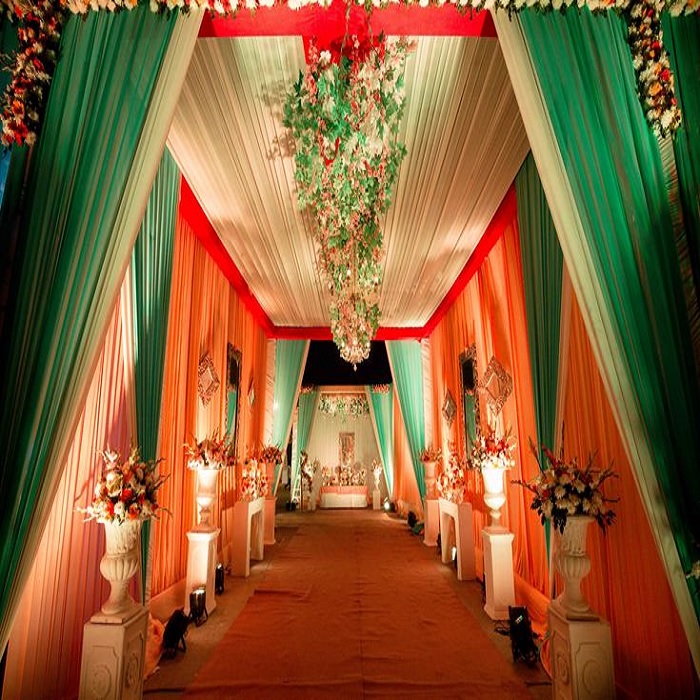 इस तरह का लंबा सा झूमर लगाकर आप एंट्रेंस को डेकोरेट कर सकते हैं।