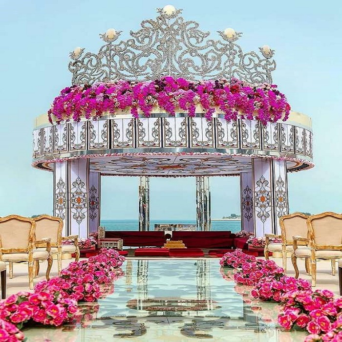 एंट्रेंस की शुरुआत में आप इस तरह के छोटे-छोटे गुलदस्ते रखकर घर को क्रिएटिव लुक दे सकते हैं।