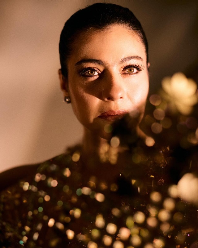 गोल्डन सीक्वेंस लुक में अप्सरा बनीं Kajol