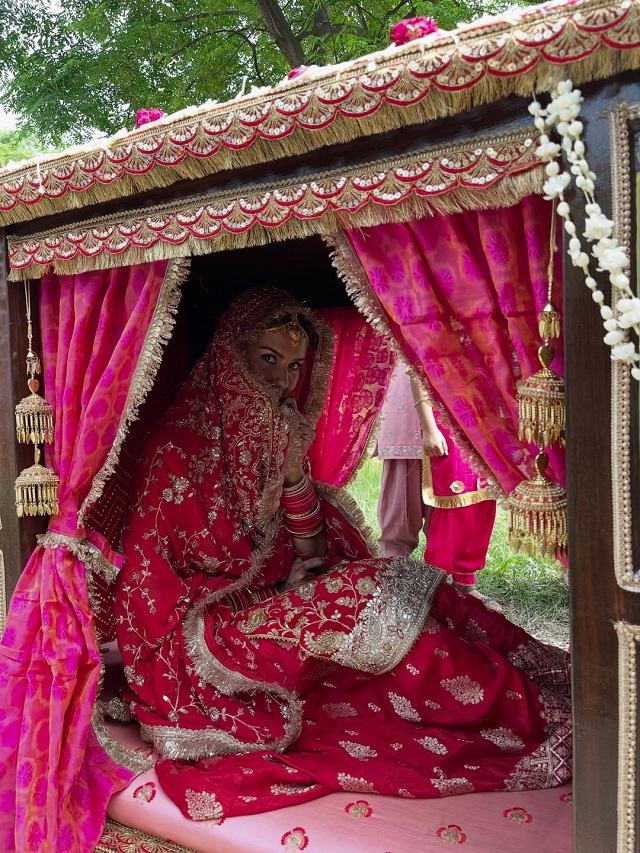 दुल्हन के लुक में सोनम कपूर ने लूटी महफिल