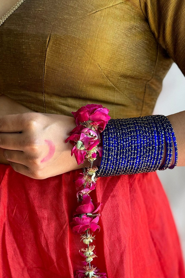 मकर संक्रांति पर पहनें नीले रंग की चूड़ियां