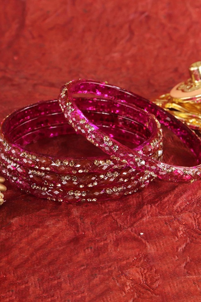 पिंक कलर वाली कांच की चूड़ियां