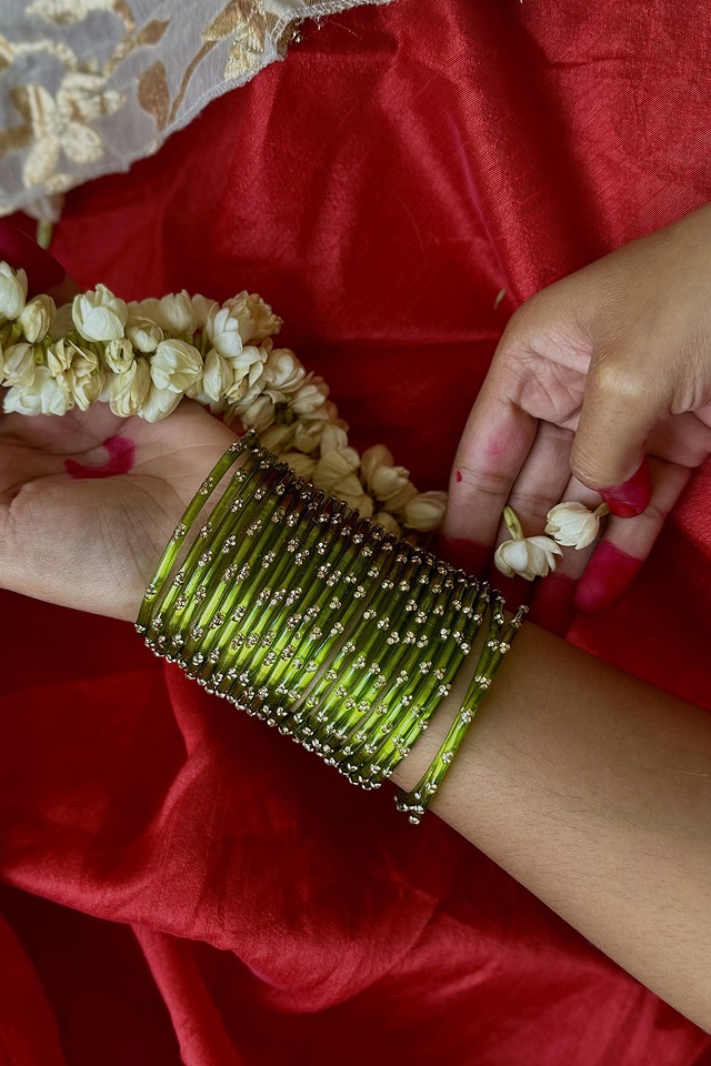 हरे रंग की चूड़ियां पहनें